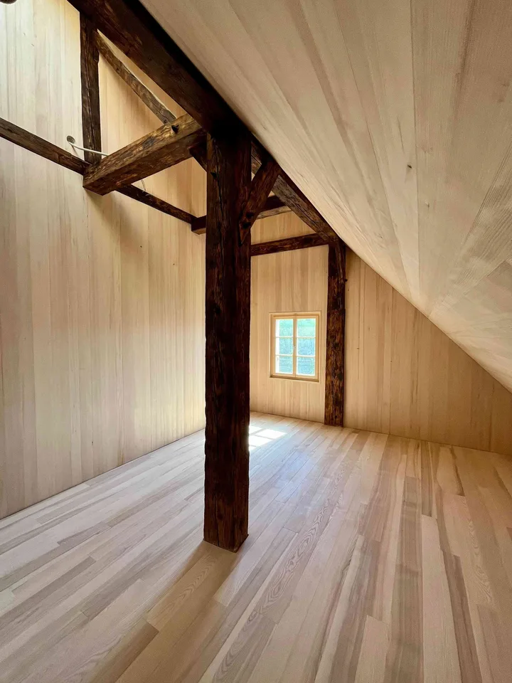 Historische Holzkonstruktion trifft moderne Architektur