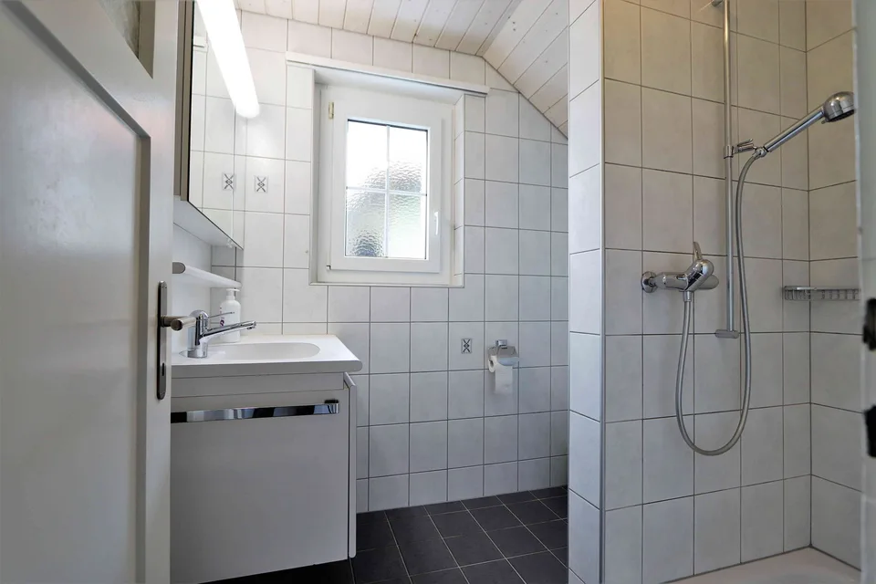 Charmantes 3.5-Zimmer-Haus mit Garten in Treiten zu vermieten – Foto 8 von 13