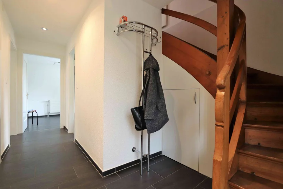 Charmantes 3.5-Zimmer-Haus mit Garten in Treiten zu vermieten – Foto 7 von 13