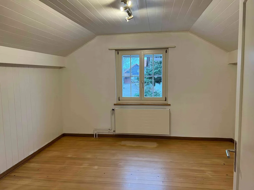 Charmantes 3.5-Zimmer-Haus mit Garten in Treiten zu vermieten – Foto 9 von 13