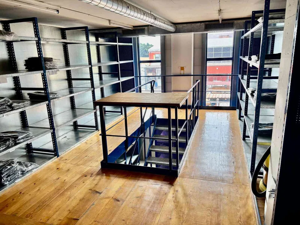 Beheiztes Lager mit Regalen und Büro/stockage chauffé avec rayonnage