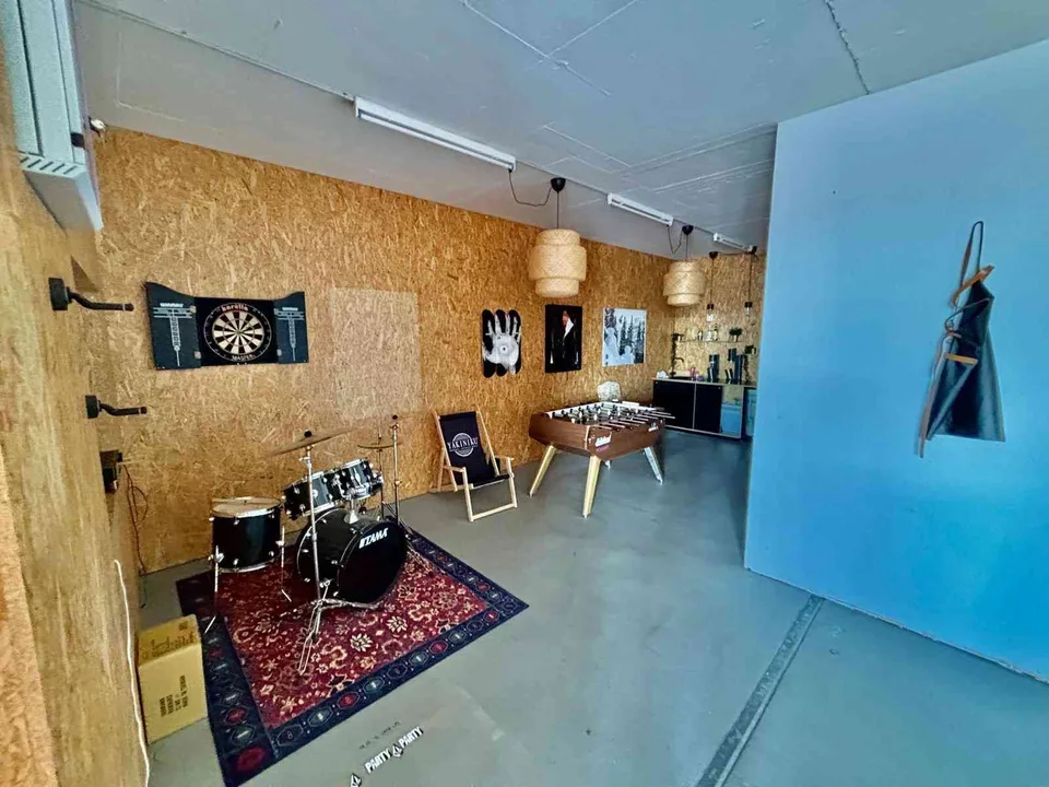 Beheiztes Lager mit Regalen und Büro/stockage chauffé avec rayonnage