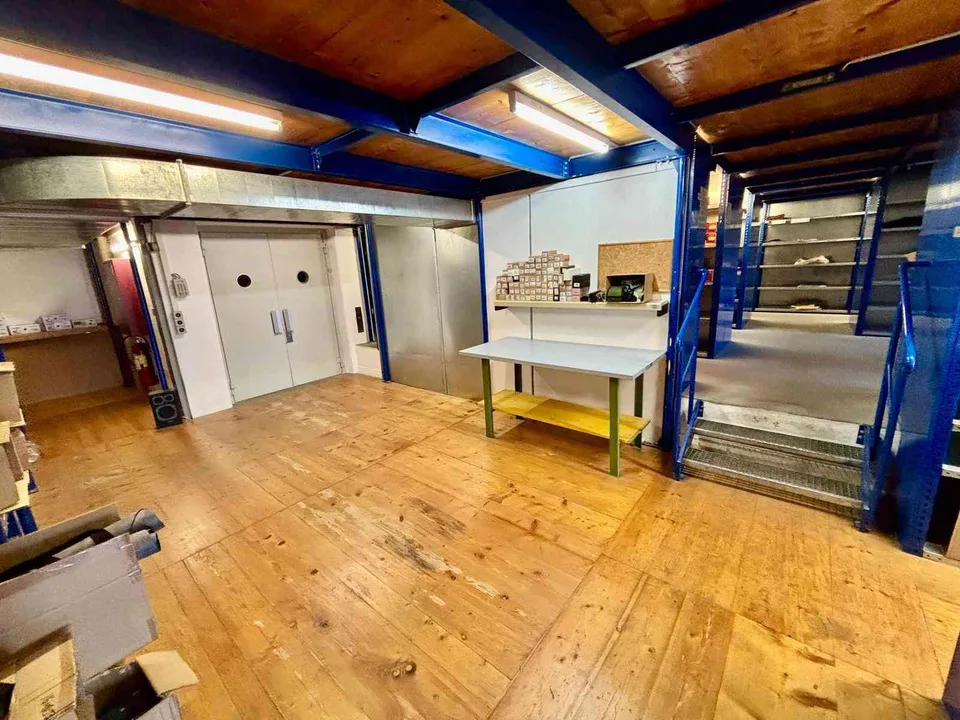 Beheiztes Lager mit Regalen und Büro/stockage chauffé avec rayonnage