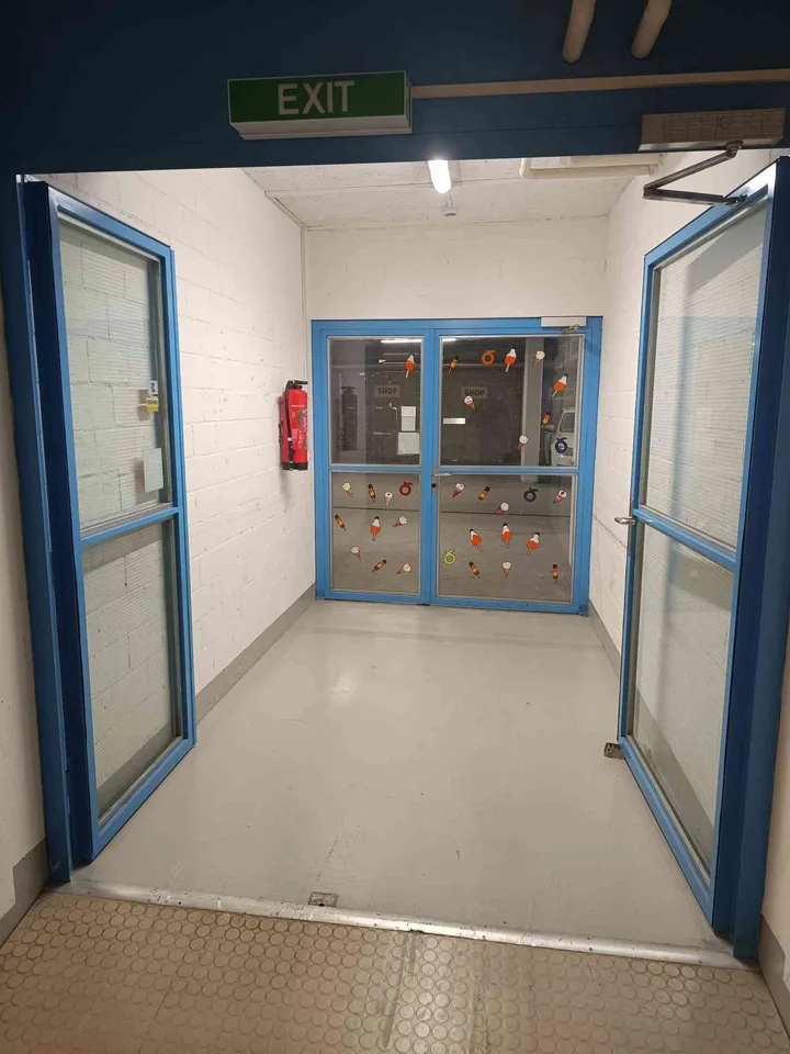 Lagerraum mit Büro und eingebauten Tresor