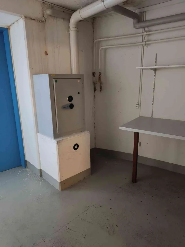 Lagerraum mit Büro und eingebauten Tresor