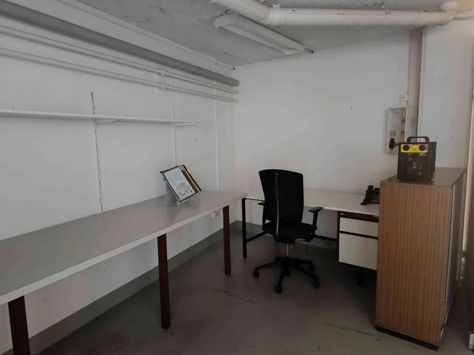 Lagerraum mit Büro und eingebauten Tresor