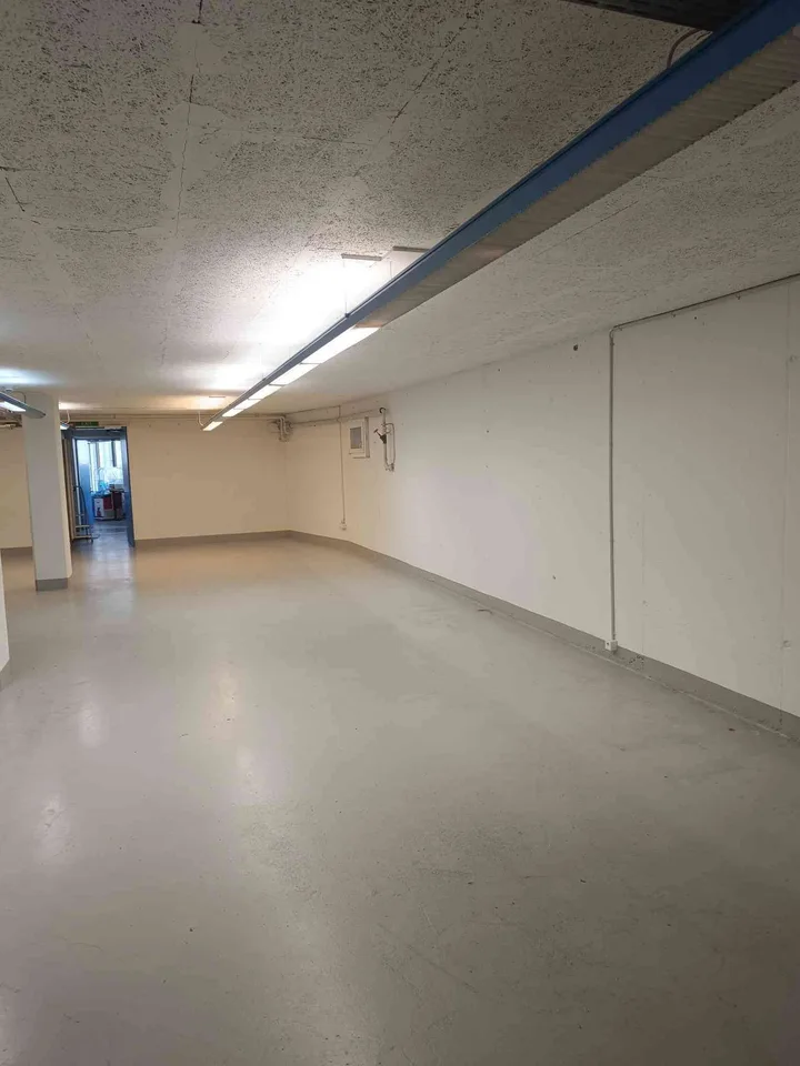 Lagerraum mit Büro und eingebauten Tresor