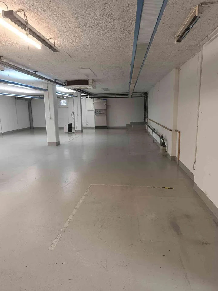 Lagerraum mit Büro und eingebauten Tresor