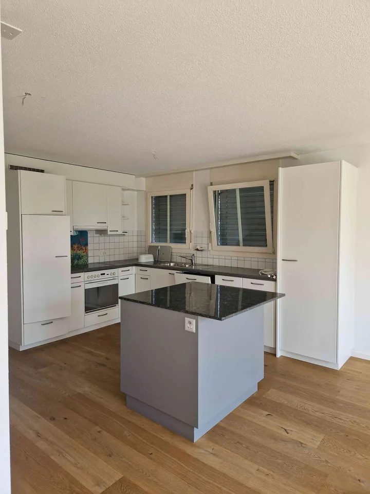 ?Helle, charmante 3-Zimmer-Wohnung mit Wintergarten & Kochinsel