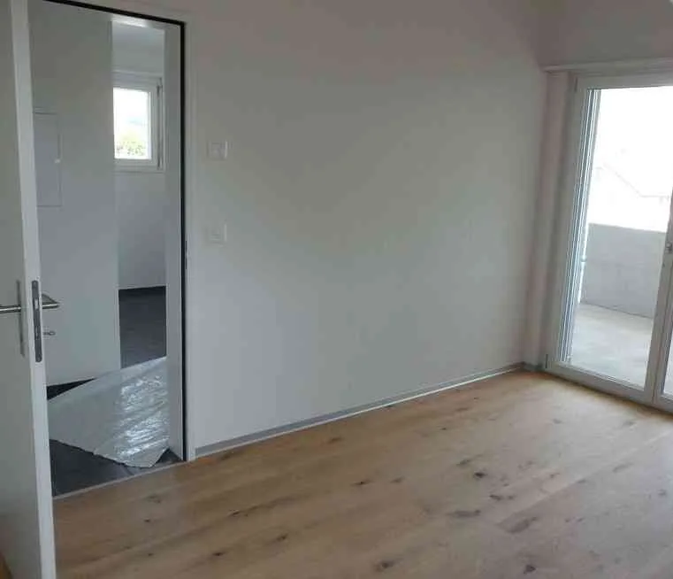 Schöne & moderne 3.5 Zimmerwohnung mit Balkon (Baujahr 2015)