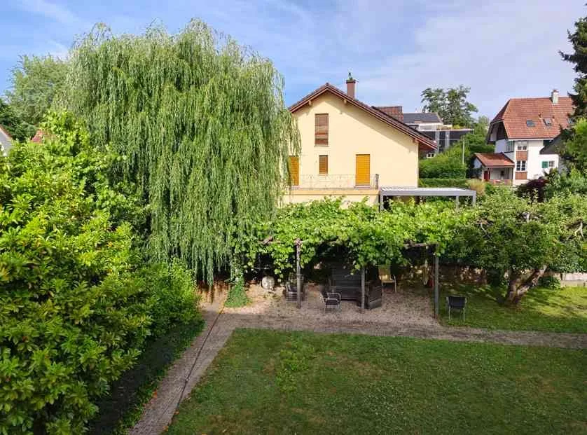 Traumhafte, möblierte 3.5-Zimmer-Wohnung in Lyss mit riesigem Garten (