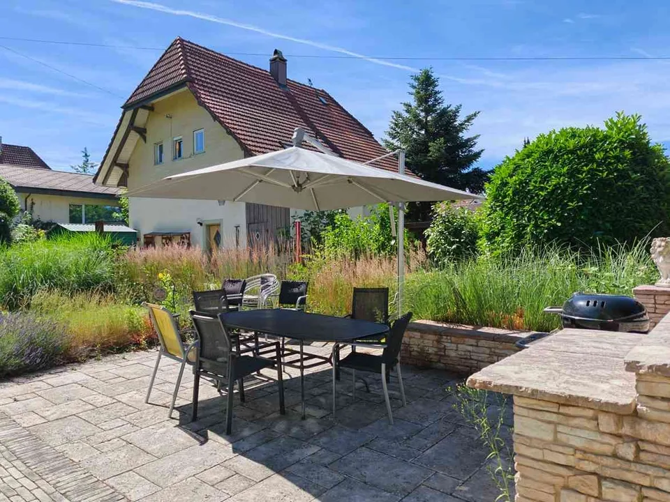 Traumhafte, möblierte 3.5-Zimmer-Wohnung in Lyss mit riesigem Garten (