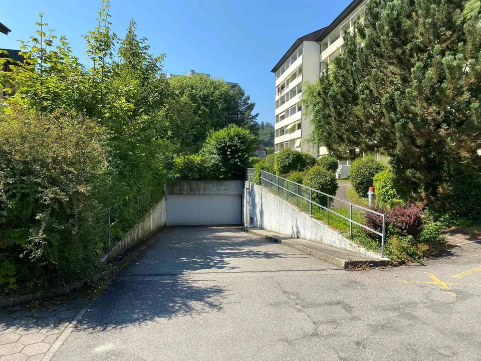 Tiefgaragenparkplatz mit Pneubox