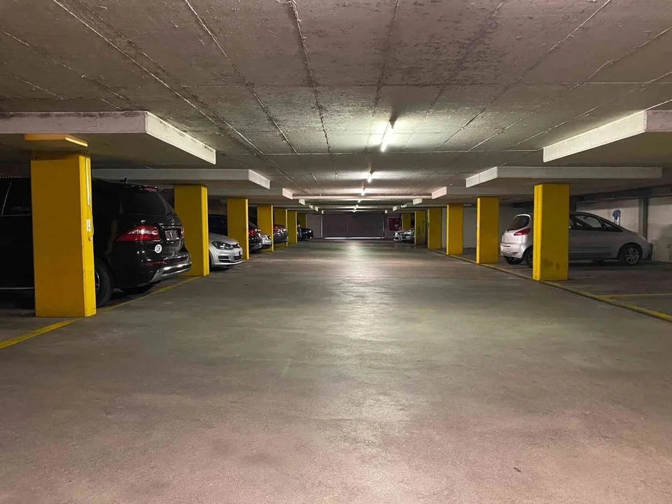 Tiefgaragenparkplatz mit Pneubox
