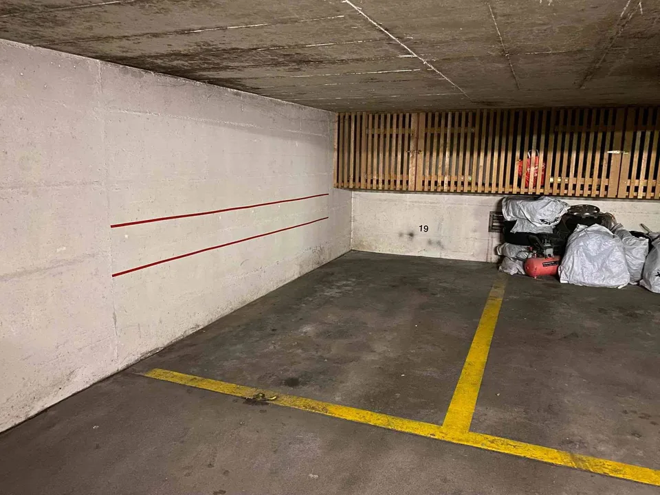Tiefgaragenparkplatz mit Pneubox
