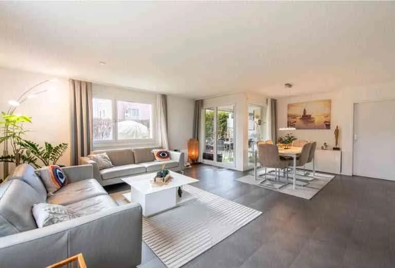 Moderne 4.5-Zimmer-Erdgeschosswohnung mit privatem Garten und Terasse