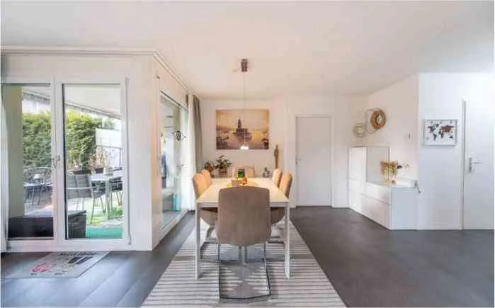 Moderne 4.5-Zimmer-Erdgeschosswohnung mit privatem Garten und Terasse