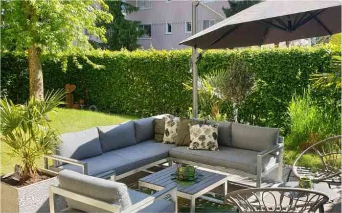 Moderne 4.5-Zimmer-Erdgeschosswohnung mit privatem Garten und Terasse