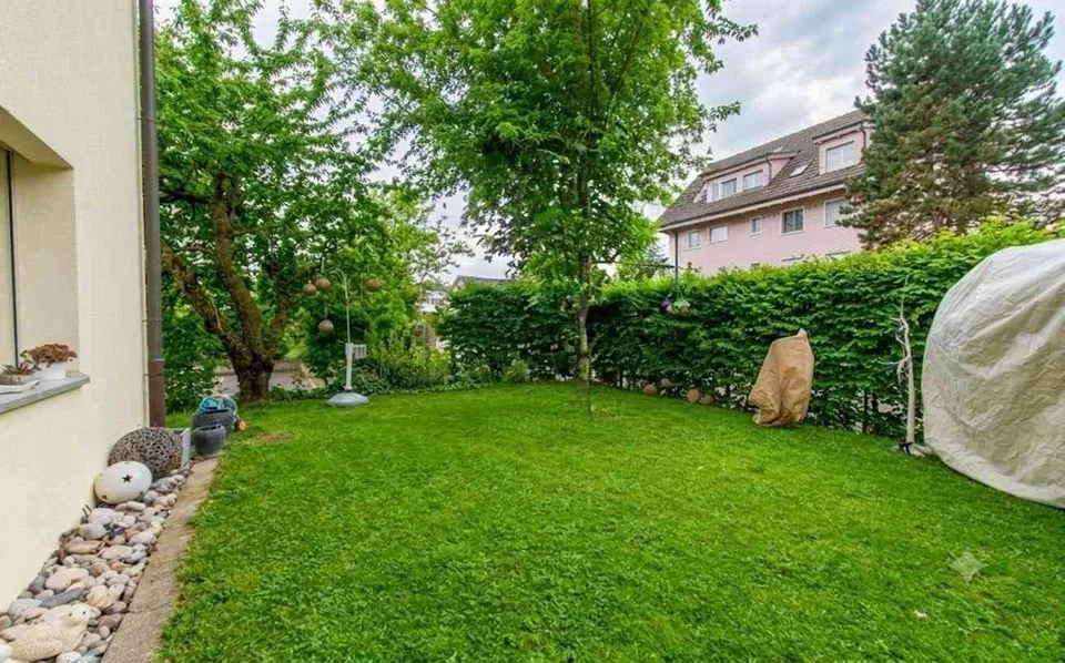 Moderne 4.5-Zimmer-Erdgeschosswohnung mit privatem Garten und Terasse