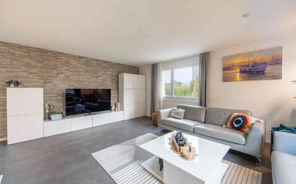 Moderne 4.5-Zimmer-Erdgeschosswohnung mit privatem Garten und Terasse