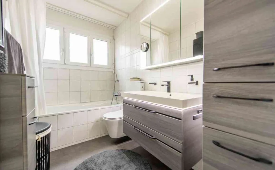 Moderne 4.5-Zimmer-Erdgeschosswohnung mit privatem Garten und Terasse