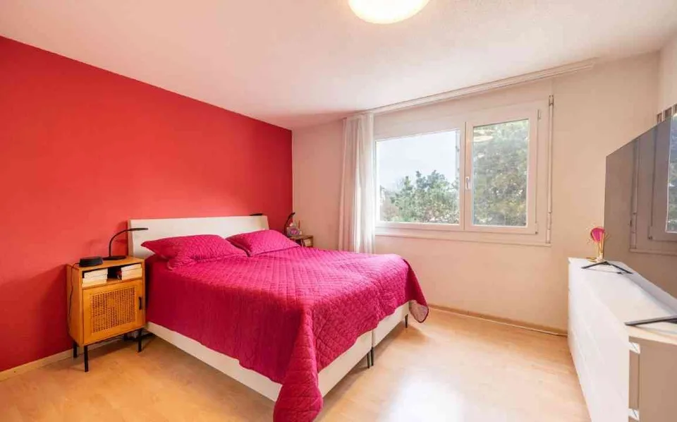 Moderne 4.5-Zimmer-Erdgeschosswohnung mit privatem Garten und Terasse