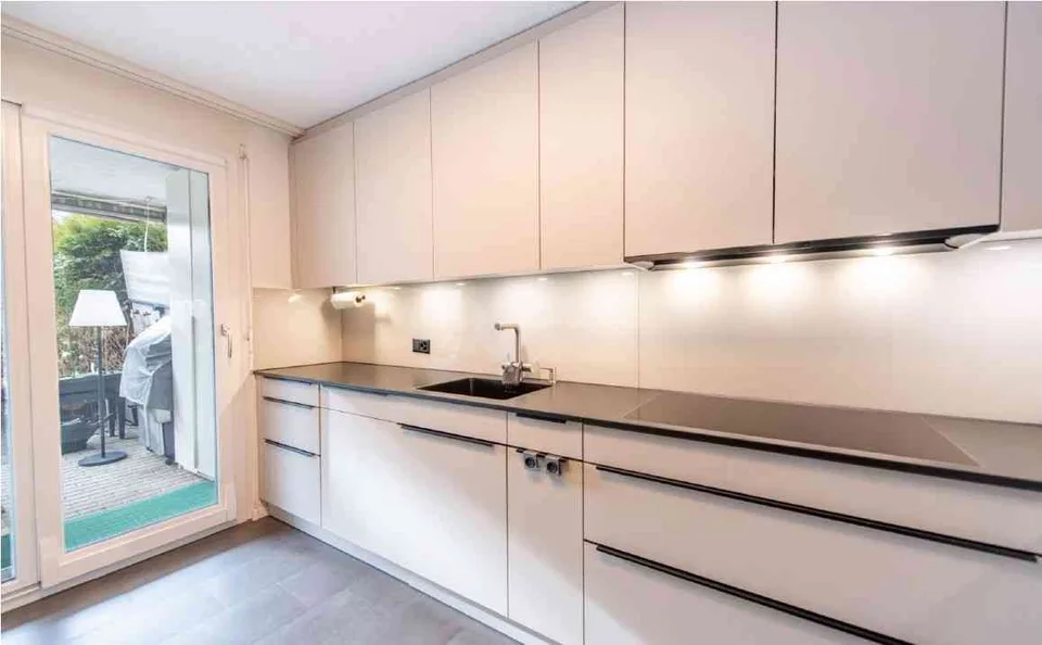 Moderne 4.5-Zimmer-Erdgeschosswohnung mit privatem Garten und Terasse