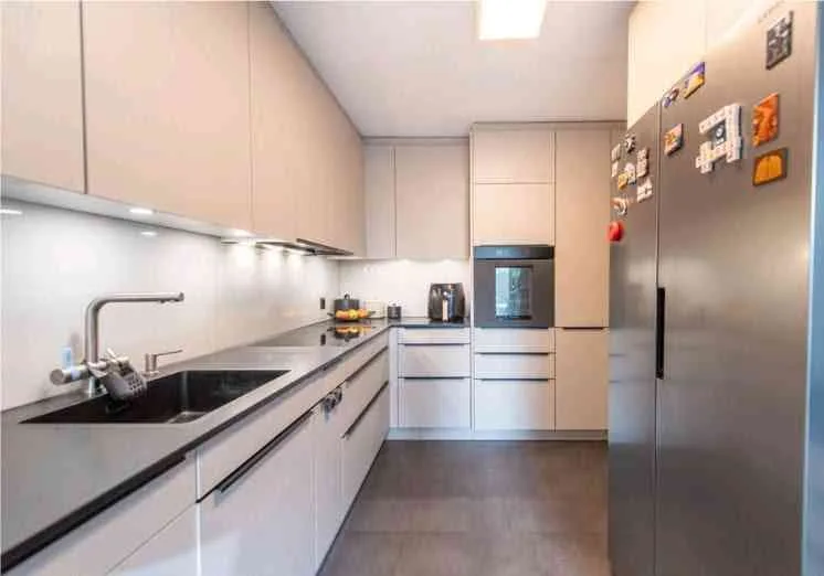 Moderne 4.5-Zimmer-Erdgeschosswohnung mit privatem Garten und Terasse