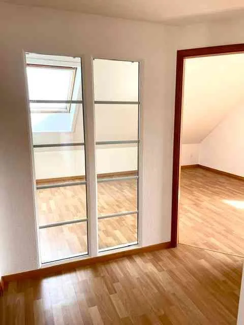 Helle 5,5 Wohnung/Büro mit 135 m2 -Parkplätze vorhanden