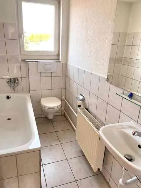 Helle 5,5 Wohnung/Büro mit 135 m2 -Parkplätze vorhanden