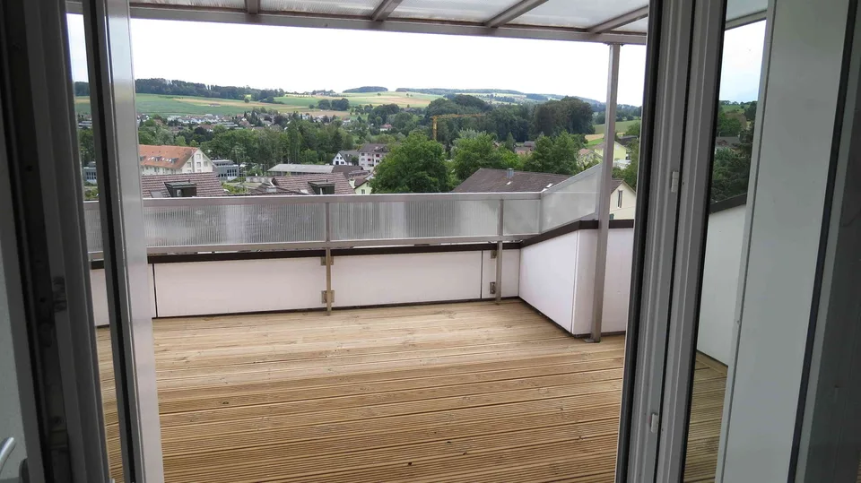 charmante 3 1/2 Zimmer Dachwohnung mit Aussicht