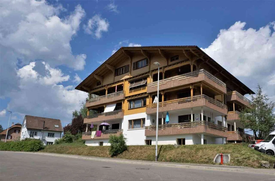 charmante 3 1/2 Zimmer Dachwohnung mit Aussicht