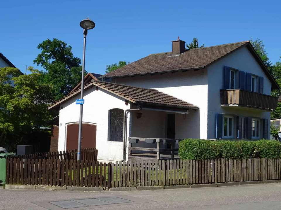 Liebenswertes 4.5 Zimmer Einfamilienhaus mit Garten + Veranda