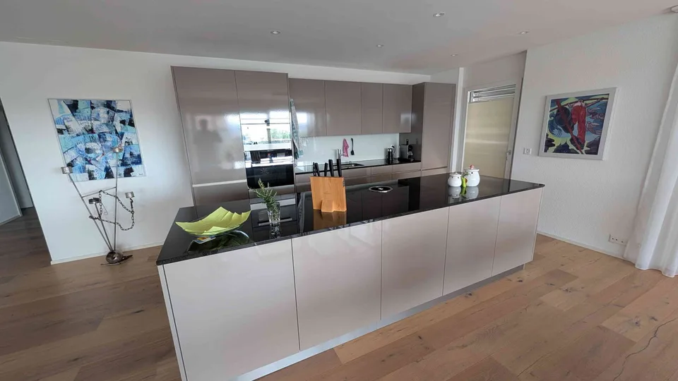 gut geschnittene und geräumige 6 1/2-Zimmer-Wohnung