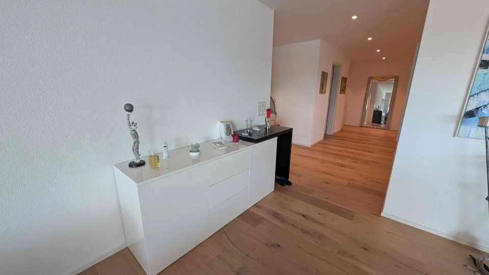 gut geschnittene und geräumige 6 1/2-Zimmer-Wohnung