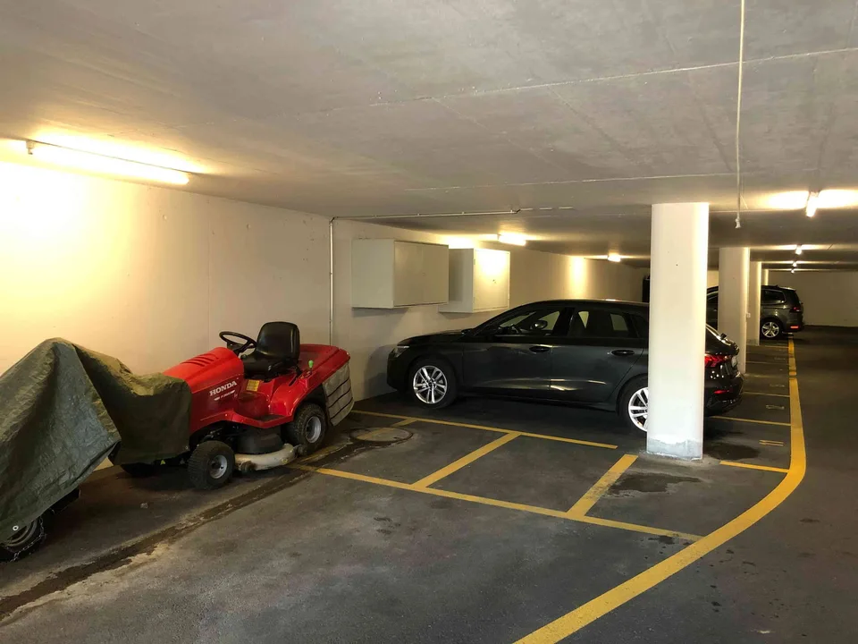 1x Auto Tiefgaragenparkplatz und 4Moto Plätze