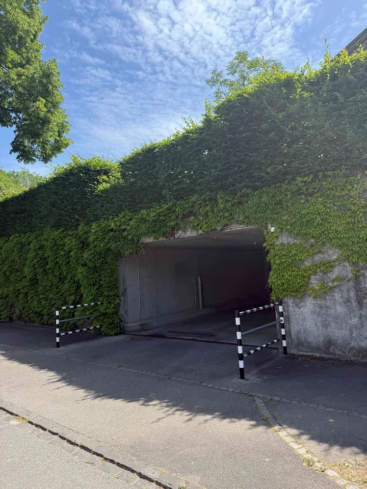 Grosser Einstellhallenplatz im Ostring