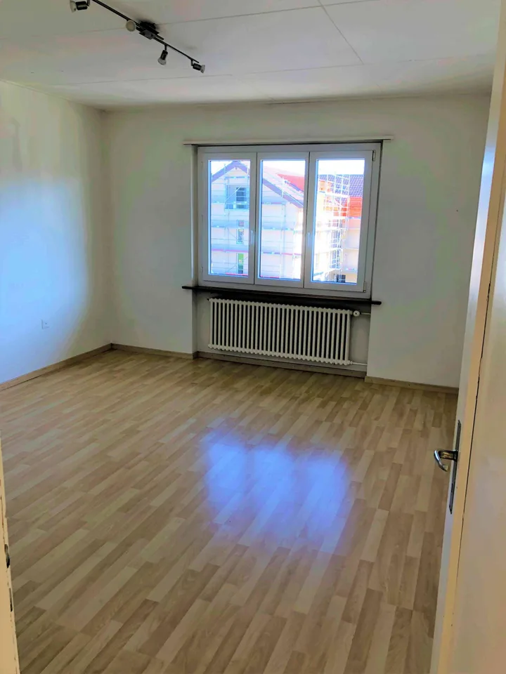 Helle 3 Zimmer-Wohnung mit Balkon mitten im Dorfzentrum