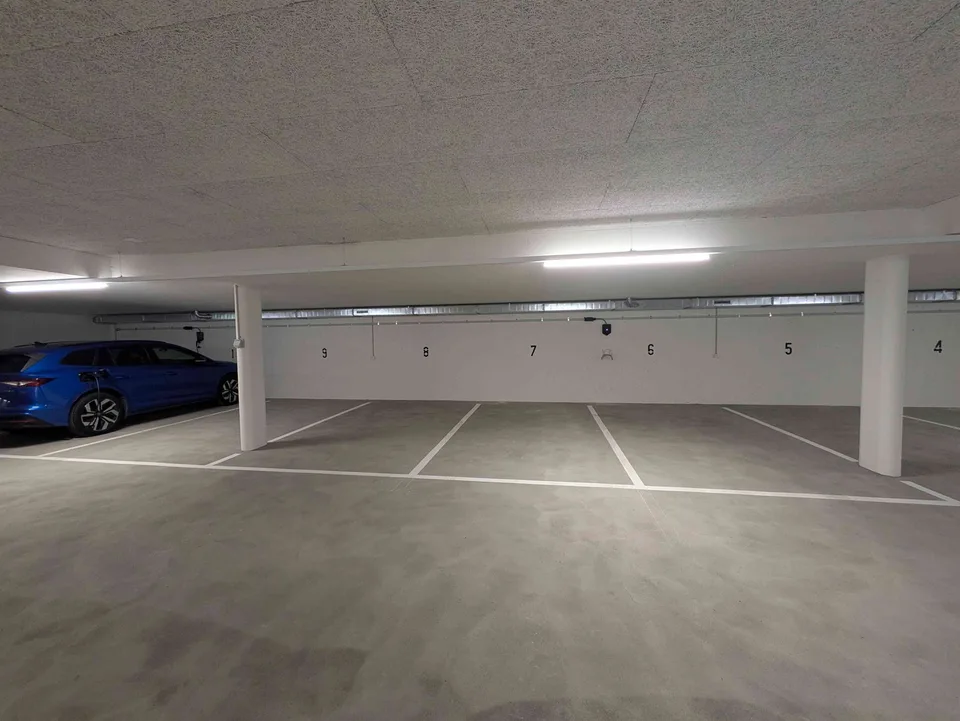 Parkplatz in neuer, abgeschlossener Tiefgarage