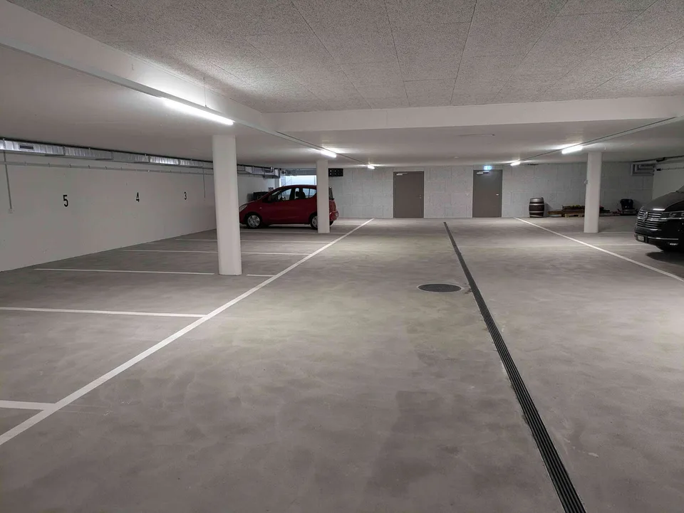 Parkplatz in neuer, abgeschlossener Tiefgarage