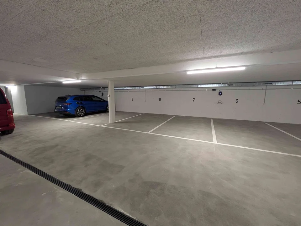Parkplatz in neuer, abgeschlossener Tiefgarage