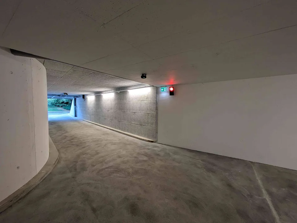 Parkplatz in neuer, abgeschlossener Tiefgarage
