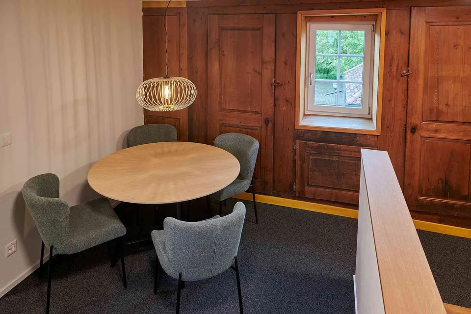Zimmer möbliert