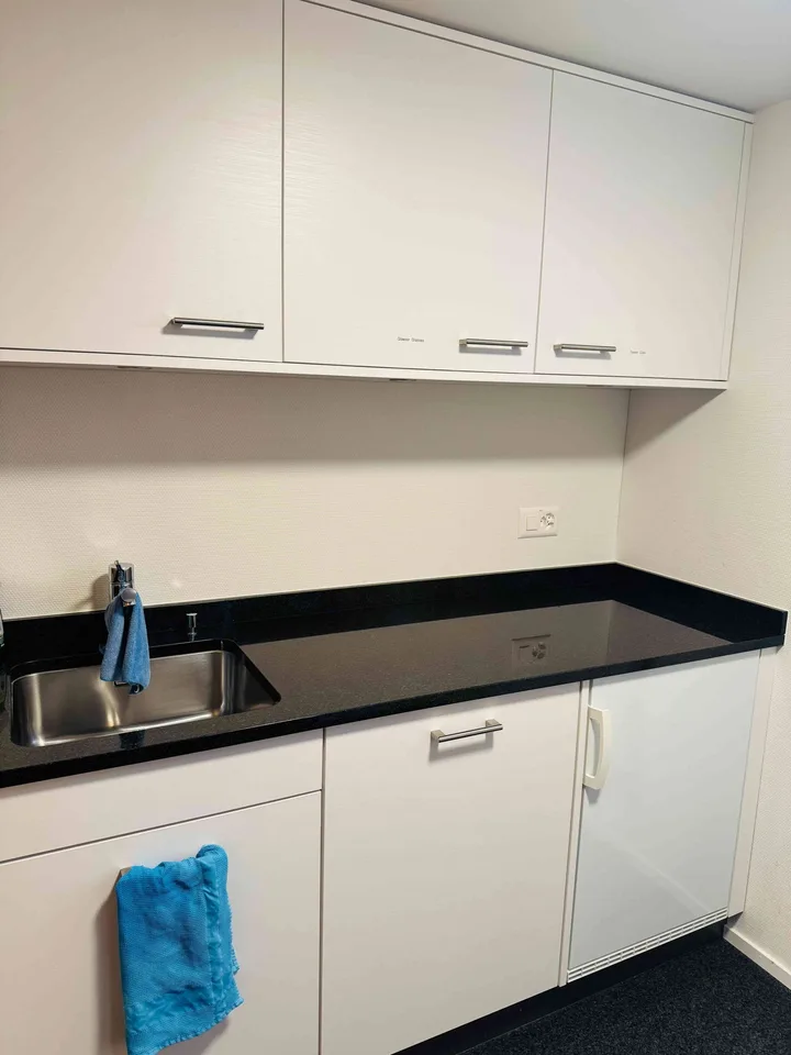 Zimmer möbliert