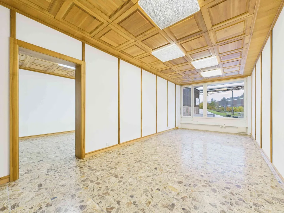 Bürogebäude mit grossem Estrich