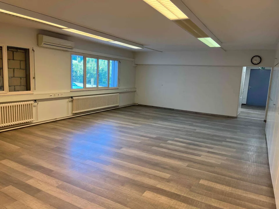 Grosser Büroraum mit separatem Sitzungszimmer und Archivraum