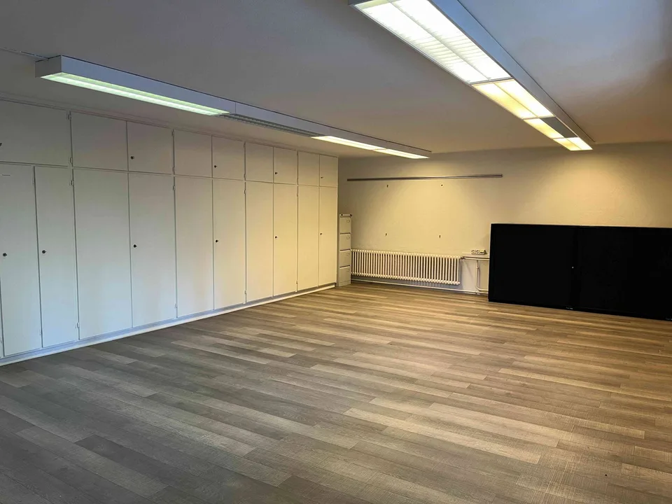 Grosser Büroraum mit separatem Sitzungszimmer und Archivraum