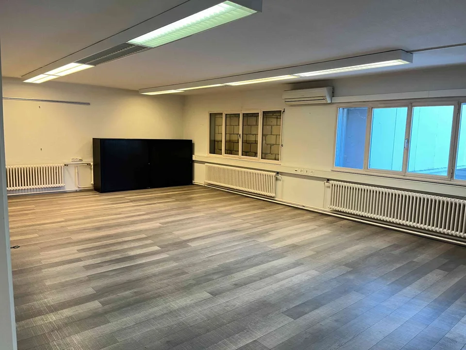 Grosser Büroraum mit separatem Sitzungszimmer und Archivraum