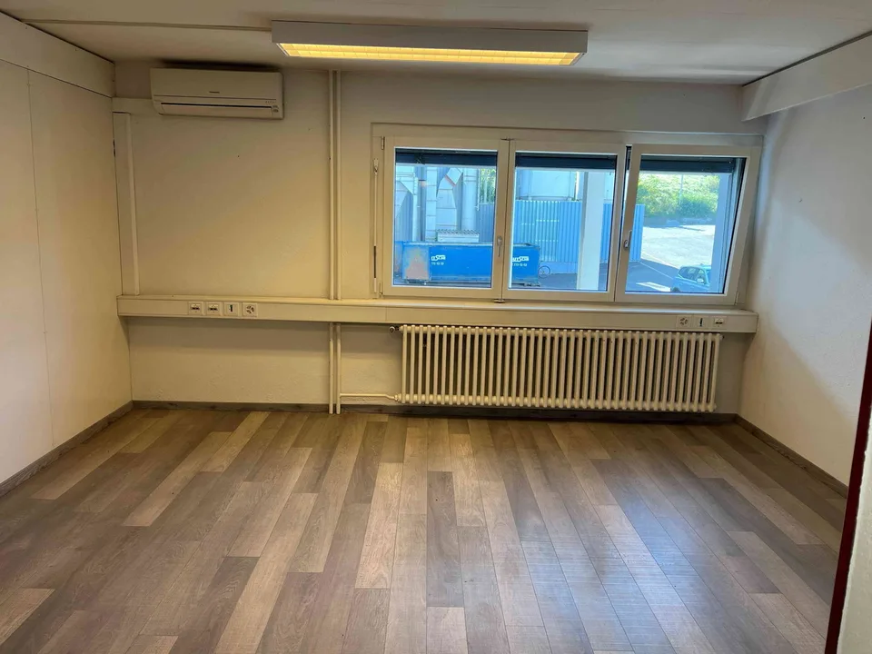 Grosser Büroraum mit separatem Sitzungszimmer und Archivraum