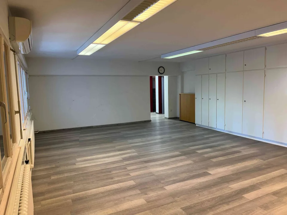 Grosser Büroraum mit separatem Sitzungszimmer und Archivraum